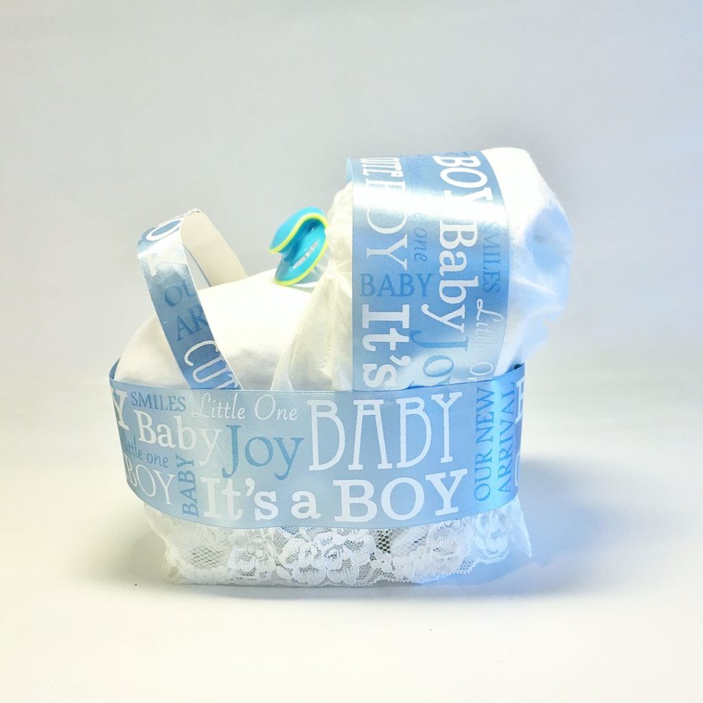 Blöjtårta vagn - Snygg  blöjtårta i form av en vagn som går i blått, perfekta presenten till dop eller babyshower där en pojke ska firas och du vill ge en present som garanterat blir uppskattad samtidigt som den blir använd och även fungerar som en snygg dekoration på själva festen.